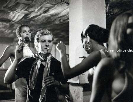 Discoteca London Town (1967). De izq. a dcha: chica gogó en Le Fiacre; el actor José Manuel Gorospe; Francine, inglesa; y Linda que trabajaba en V.I.P.s bar. Fotografía tomada durante el rodaje de la película “Días de viejo color” (Fuente: www.Torremolinoschic.com)